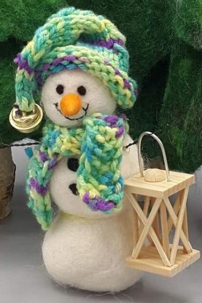 Schneemann mit Holzlaterne